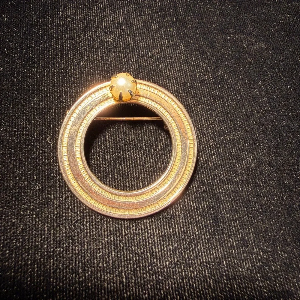 Vintage Gold Tone Textured Circle Brooch with Faux Pearl Accent Pin‎ Pendant 60s
